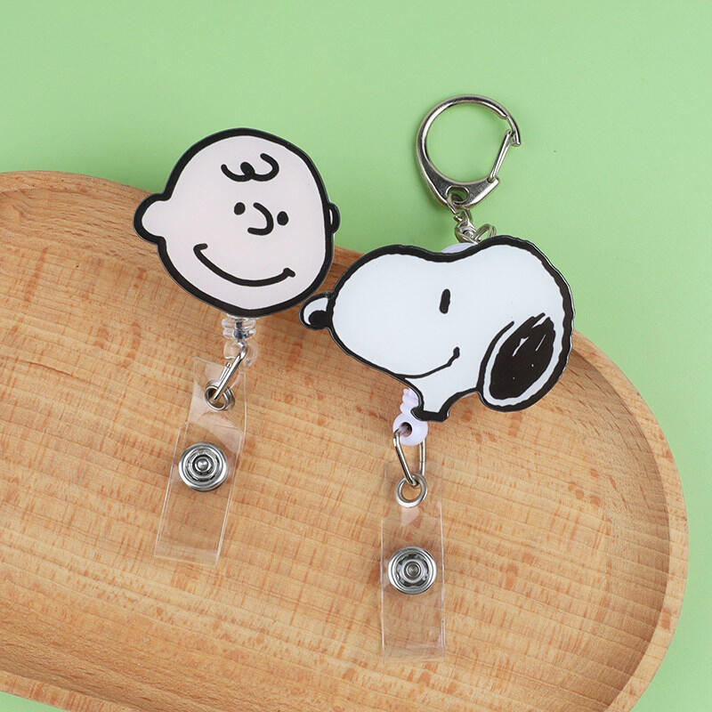 Kawaii Tech Accessories - Porta-crachá Retrátil Snoopy Charlie Kawaii, Clipe
